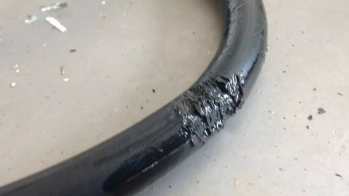 消防鑒證科檢查煤氣桶輸送管，發(fā)現(xiàn)有被老鼠撕咬的痕跡。（馬來西亞《星洲日報(bào)》）