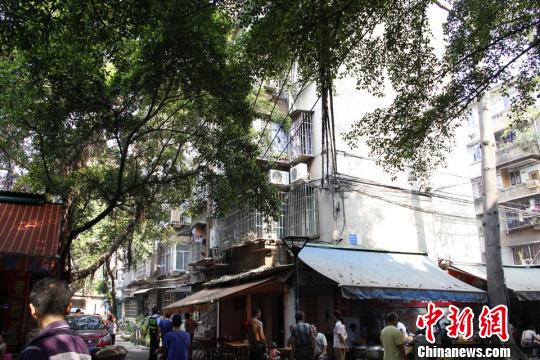 圖為煤氣爆燃民房。 朱柳融 攝
